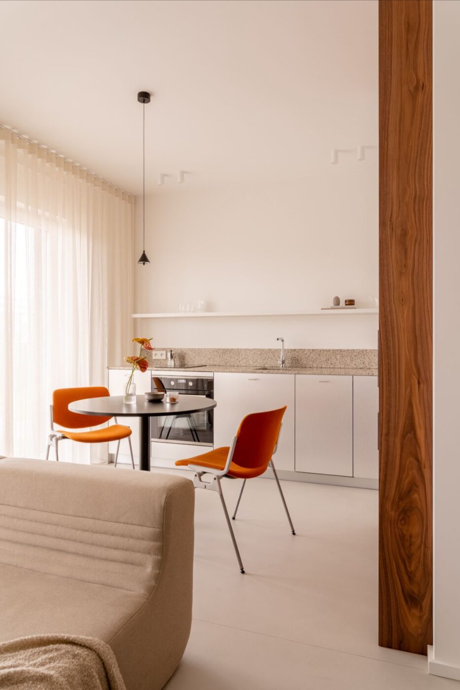 Mikrocement, drewno i detal. Małe, ale wyraziste mieszkanie urządzono w duchu minimalizmu 3 Mieszkanie w Krakowie