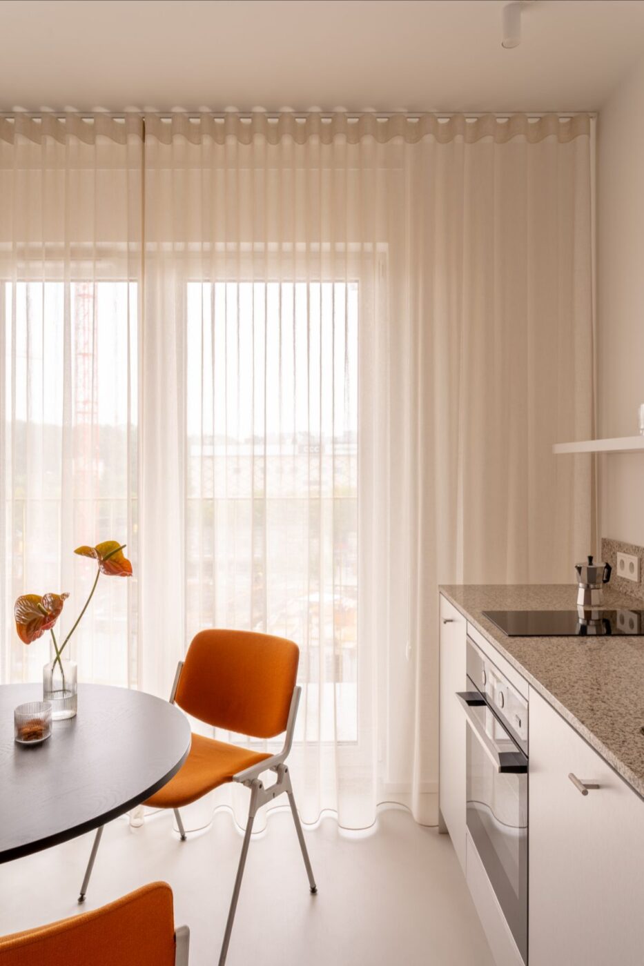 Mikrocement, drewno i detal. Małe, ale wyraziste mieszkanie urządzono w duchu minimalizmu 9 Mieszkanie w Krakowie