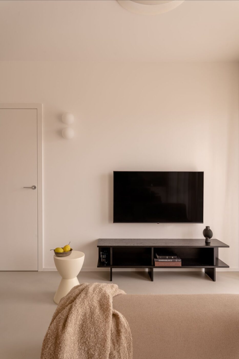 Mikrocement, drewno i detal. Małe, ale wyraziste mieszkanie urządzono w duchu minimalizmu 15 Mieszkanie w Krakowie