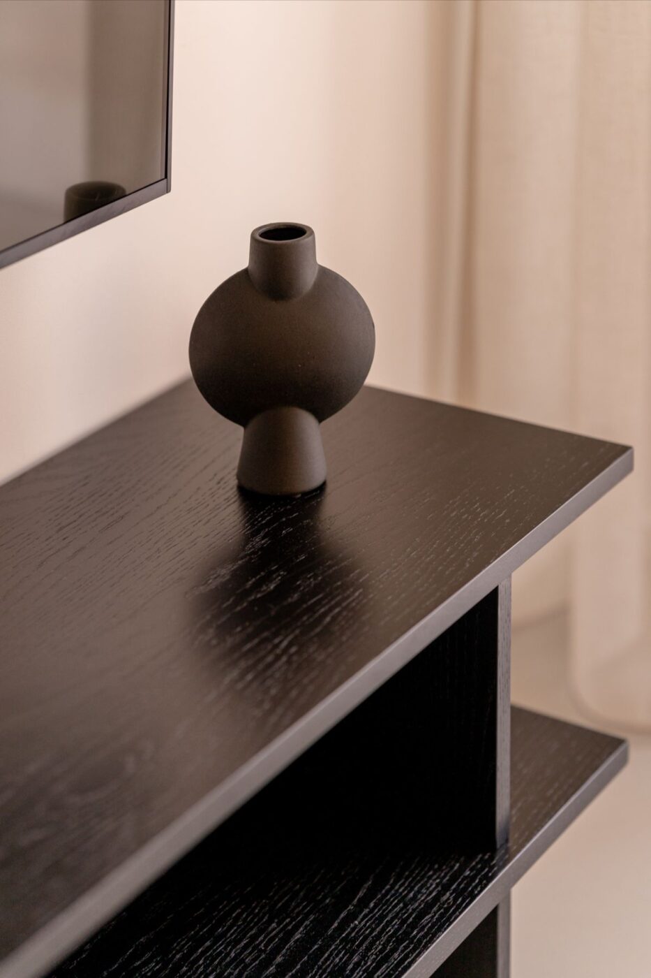 Mikrocement, drewno i detal. Małe, ale wyraziste mieszkanie urządzono w duchu minimalizmu 17 Mieszkanie w Krakowie