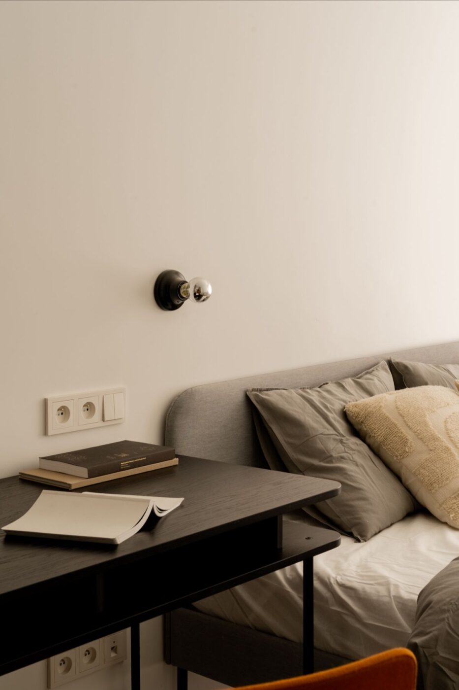 Mikrocement, drewno i detal. Małe, ale wyraziste mieszkanie urządzono w duchu minimalizmu 25 Mieszkanie w Krakowie