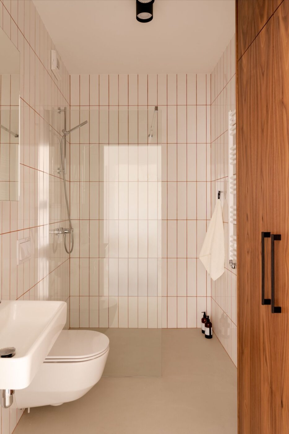 Mikrocement, drewno i detal. Małe, ale wyraziste mieszkanie urządzono w duchu minimalizmu 6 Mieszkanie w Krakowie