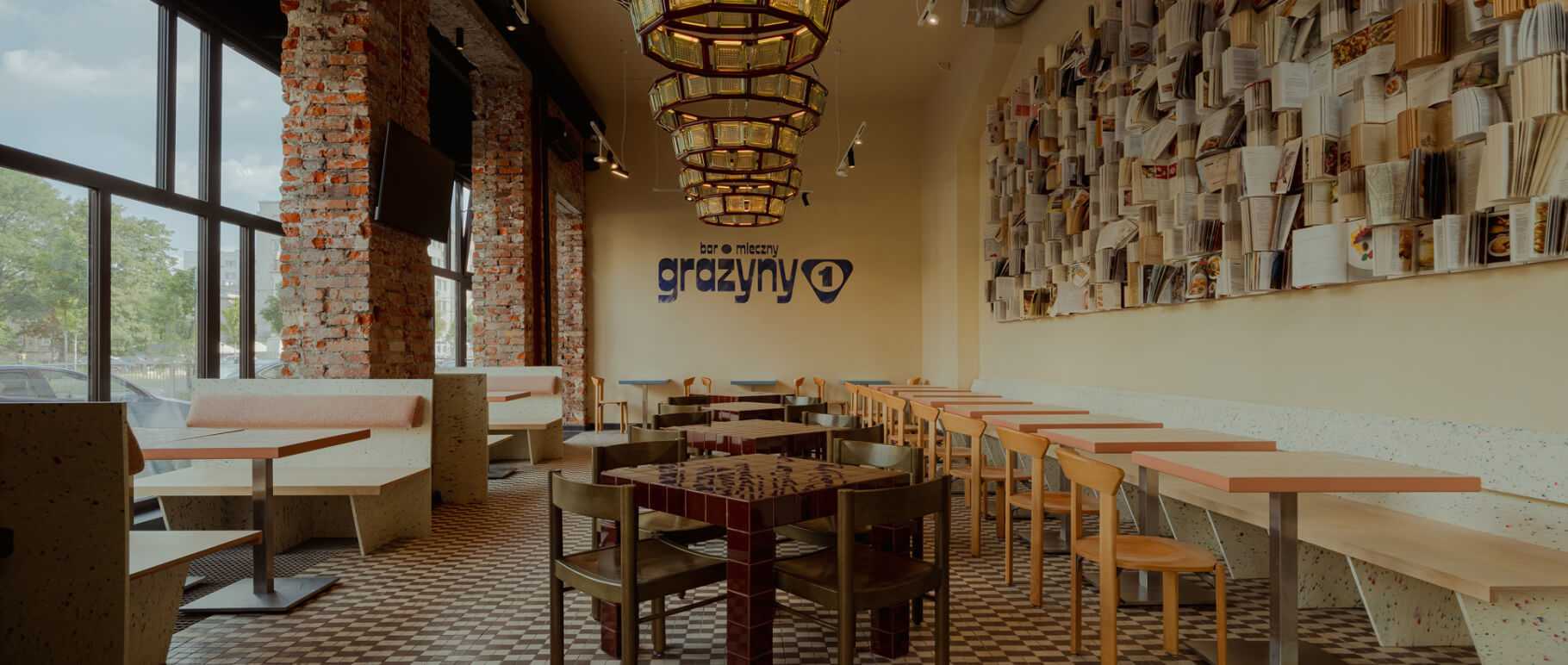 Zachowano, co tylko się da – oto bar mleczny Grażyny w stolicy z oryginalną instalacją z książek kucharskich