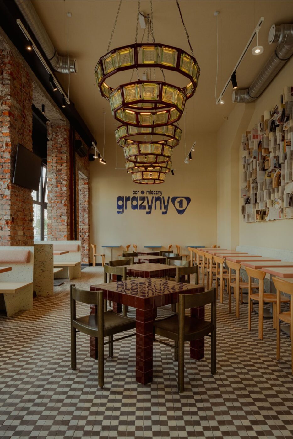 Zachowano, co tylko się da – oto bar mleczny Grażyny w stolicy z oryginalną instalacją z książek kucharskich 7 Zachowano, co tylko się da – oto bar mleczny Grażyny w stolicy z oryginalną instalacją z książek kucharskich