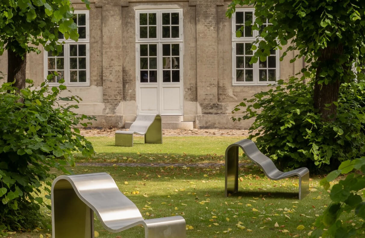 Ławka inna niż wszystkie: współczesna pauza w historycznym ogrodzie