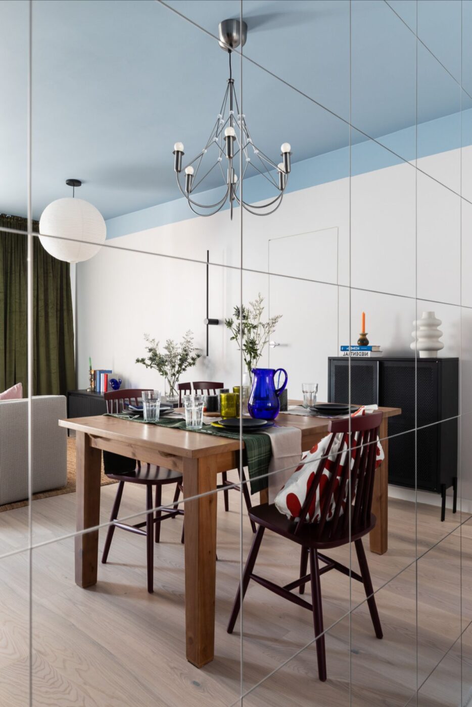 Color drenching i szachownica – mieszkanie w kolorze 5 mieszkanie w podwarszawskim Sulejówku