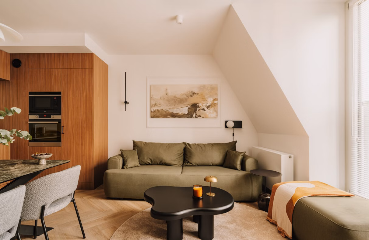 Mid-century modern w nowoczesnym wydaniu. Apartament projektu MOIE studio na Kępie Mieszczańskiej.