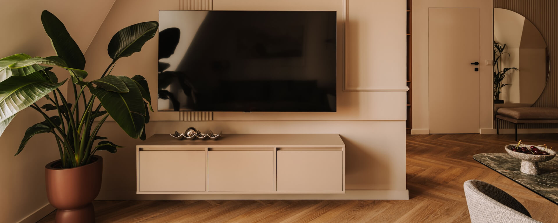 Mid-century modern w nowoczesnym wydaniu. Apartament projektu MOIE studio na Kępie Mieszczańskiej.