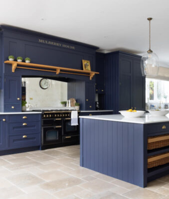 Niebieska kuchnia – od błękitu po granat. Pomysły na modne aranżacje z nutą elegancji