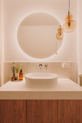 Mid-century modern w nowoczesnym wydaniu. Apartament projektu MOIE studio na Kępie Mieszczańskiej.