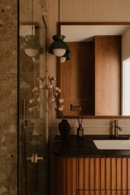 Cisza nad miastem. Mieszkanie z widokiem na Warszawę. Projekt MURU Studio