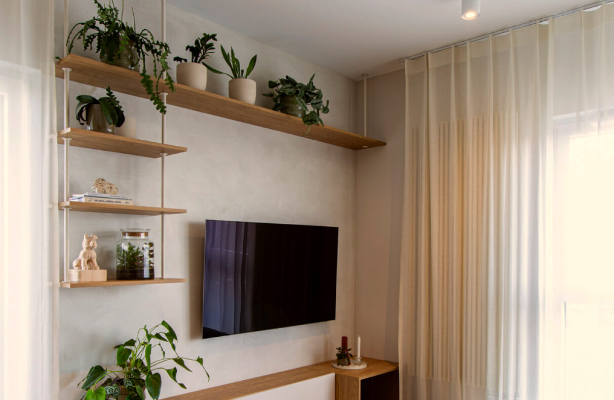 Mieszkanie o powierzchni przeszło 80 mkw znajduje się w Poznaniu, w nowym budownictwie. Projekt obejmuje wszystkie pomieszczenia, poza jednym, małym pokojem gościnnym