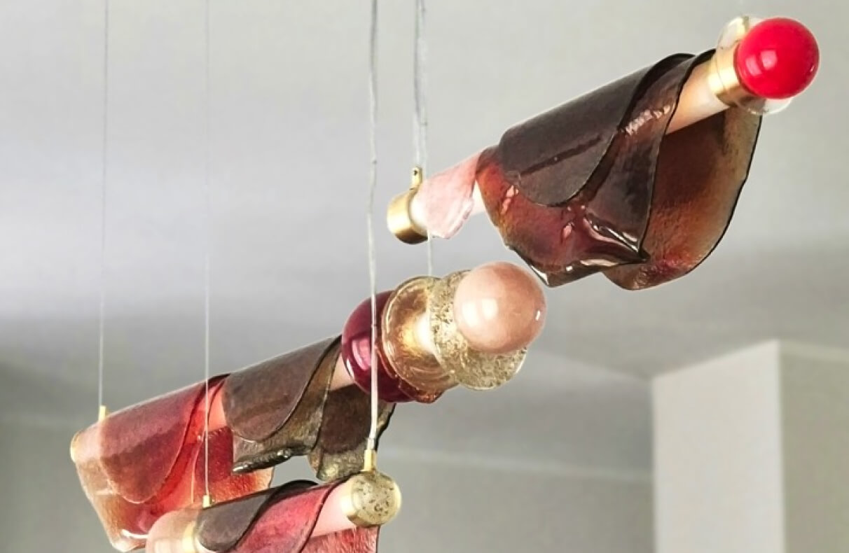 „Spływające zegary” w domu Soni Bohosiewicz. Szklana lampa Edyty Barańskiej w projekcie Oli Ziarek