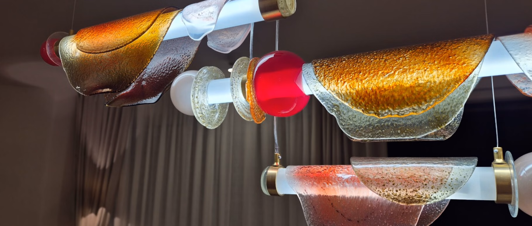 „Spływające zegary” w domu Soni Bohosiewicz. Szklana lampa Edyty Barańskiej w projekcie Oli Ziarek