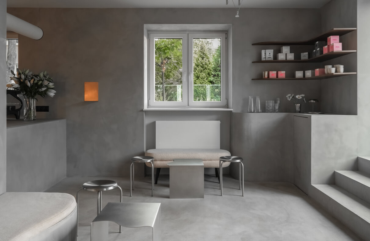 Minimalistyczne, eleganckie wnętrze oparte na fakturze, detalu i atmosferze tworzy wyjątkowe tło dla spotkań przy kawie i matchy. „Boby” to współczesna kawiarnia, w której design spotyka się z codzienną przyjemnością.