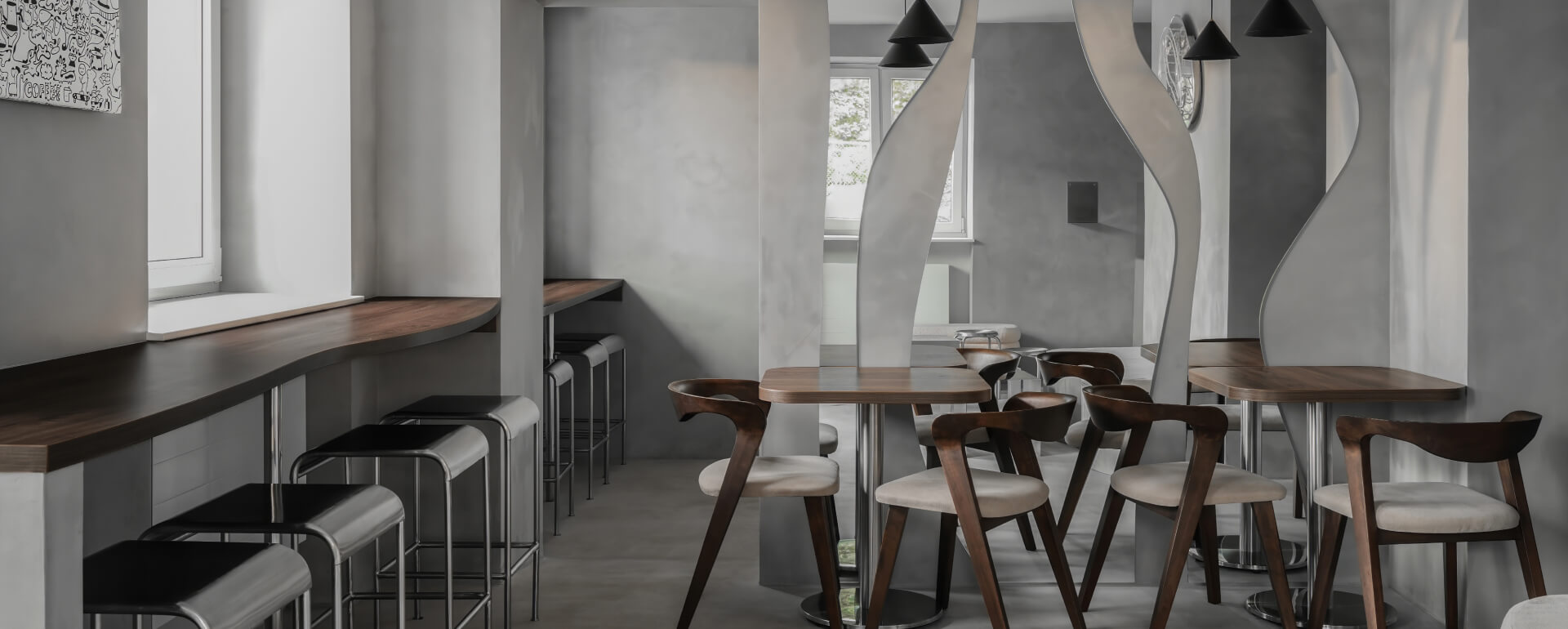 Minimalistyczne, eleganckie wnętrze oparte na fakturze, detalu i atmosferze tworzy wyjątkowe tło dla spotkań przy kawie i matchy. „Boby” to współczesna kawiarnia, w której design spotyka się z codzienną przyjemnością.