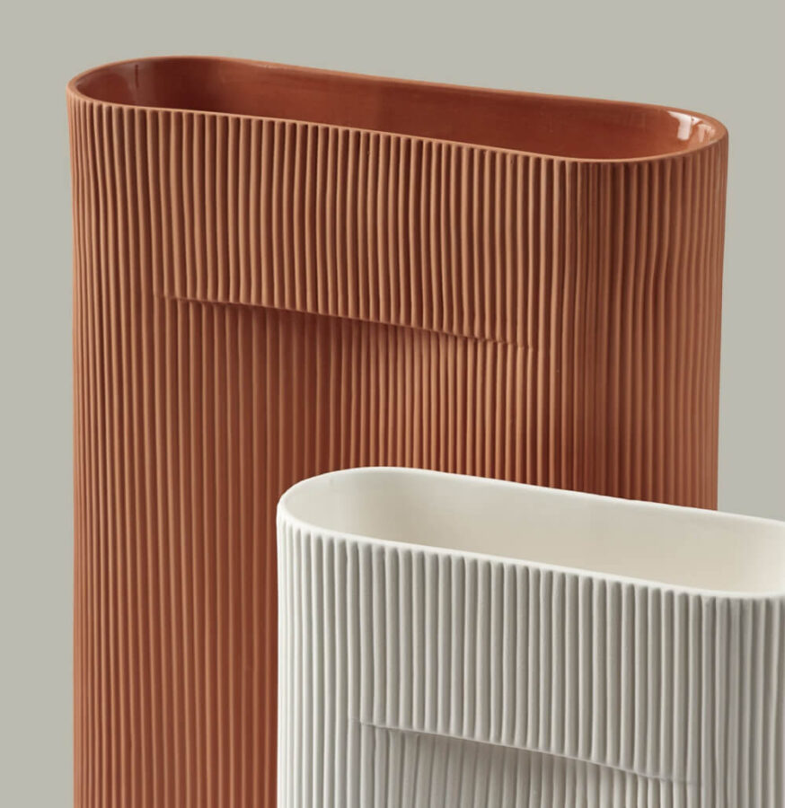 Ridge Vase – nowoczesny wazon z funkcjonalnym wgłębieniem, pięknie eksponuje kwiaty w każdym wnętrzu