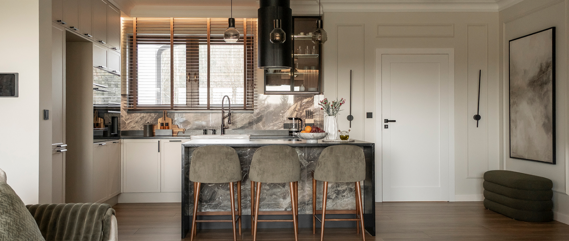 Trendy wnętrzarskie jesień 2025 – sposoby aranżacji wnętrz, które odmienią przestrzeń