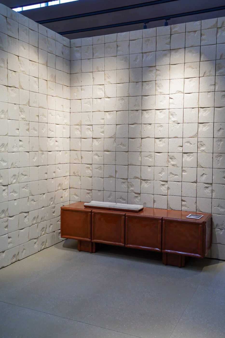 Cimento – udany debiut w Bolonii. Stoisko zaprojektowała Patricia Urquiola 12 Cimento – udany debiut w Bolonii. Stoisko zaprojektowała Patricia Urquiola