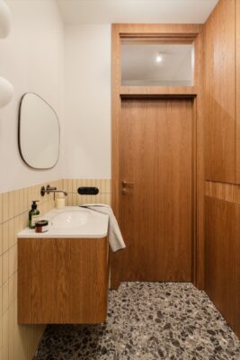 Apartament pełen sztuki, czyli designerski balans na Starym Mokotowie