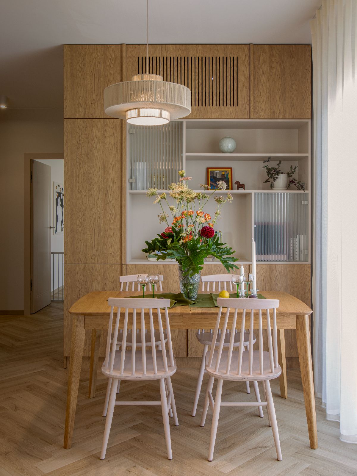 Stonowana baza przełamana akcentami zieleni. Mieszkanie pełne earthy tones