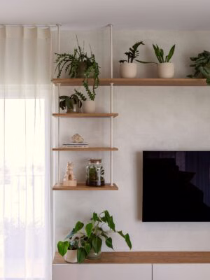 Mieszkanie o powierzchni przeszło 80 mkw znajduje się w Poznaniu, w nowym budownictwie. Projekt obejmuje wszystkie pomieszczenia, poza jednym, małym pokojem gościnnym