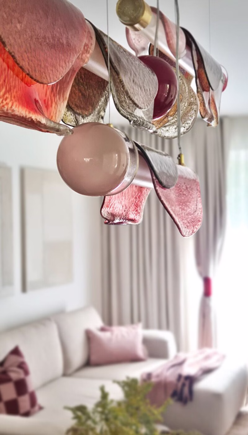 Lampa-instalacja w domu Soni Bohosiewicz. Praca Edyty Barańskiej w projekcie Oli Ziarek 5 „Spływające zegary” w domu Soni Bohosiewicz. Szklana lampa Edyty Barańskiej w projekcie Oli Ziarek