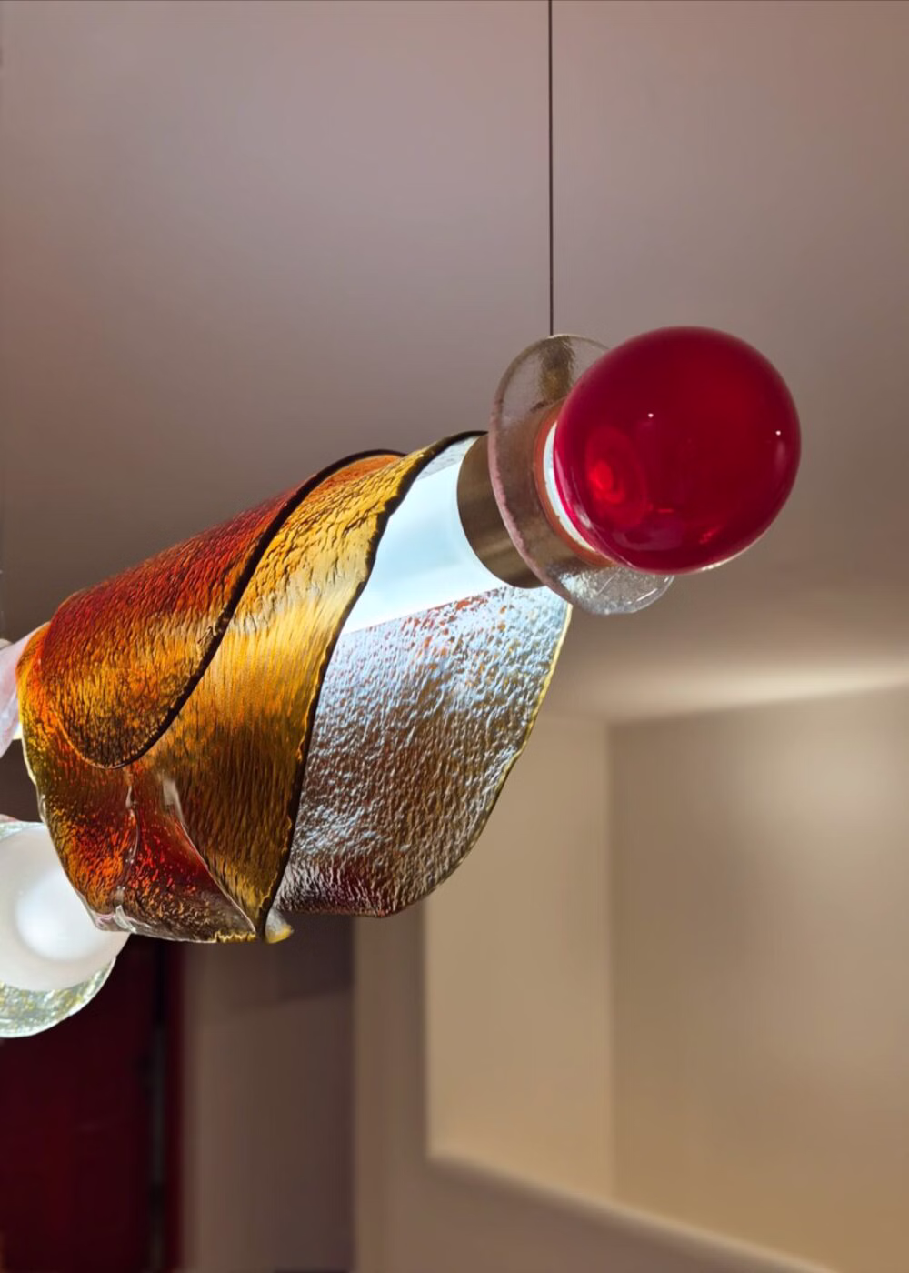 Lampa-instalacja w domu Soni Bohosiewicz. Praca Edyty Barańskiej w projekcie Oli Ziarek 9 „Spływające zegary” w domu Soni Bohosiewicz. Szklana lampa Edyty Barańskiej w projekcie Oli Ziarek