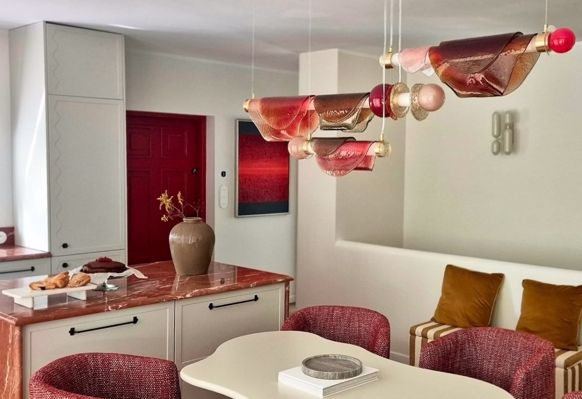 Lampa-instalacja w domu Soni Bohosiewicz. Praca Edyty Barańskiej w projekcie Oli Ziarek 10 „Spływające zegary” w domu Soni Bohosiewicz. Szklana lampa Edyty Barańskiej w projekcie Oli Ziarek