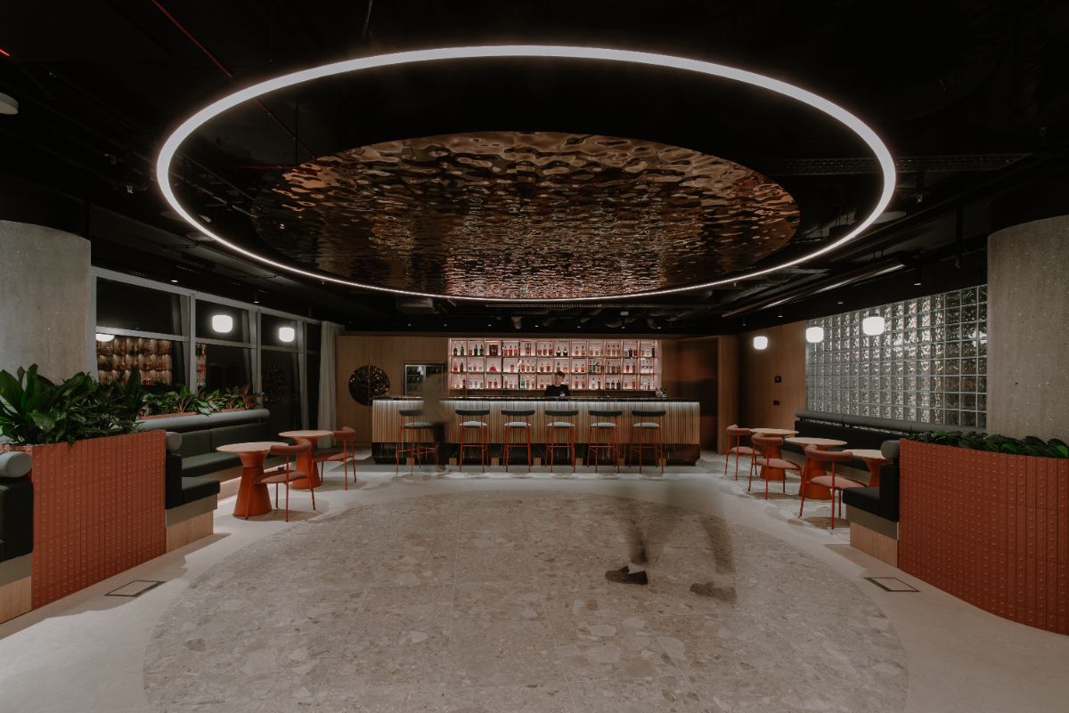 Ze spektakularnym sufitem i recepcją – wnętrza biura w warszawskim Lumen po modernizacji 1 Biuro Wyborowa Pernod Ricard w warszawskim Lumen w nowej odsłonie