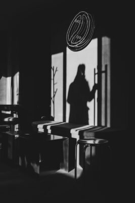 Minimalistyczne, eleganckie wnętrze oparte na fakturze, detalu i atmosferze tworzy wyjątkowe tło dla spotkań przy kawie i matchy. „Boby” to współczesna kawiarnia, w której design spotyka się z codzienną przyjemnością.