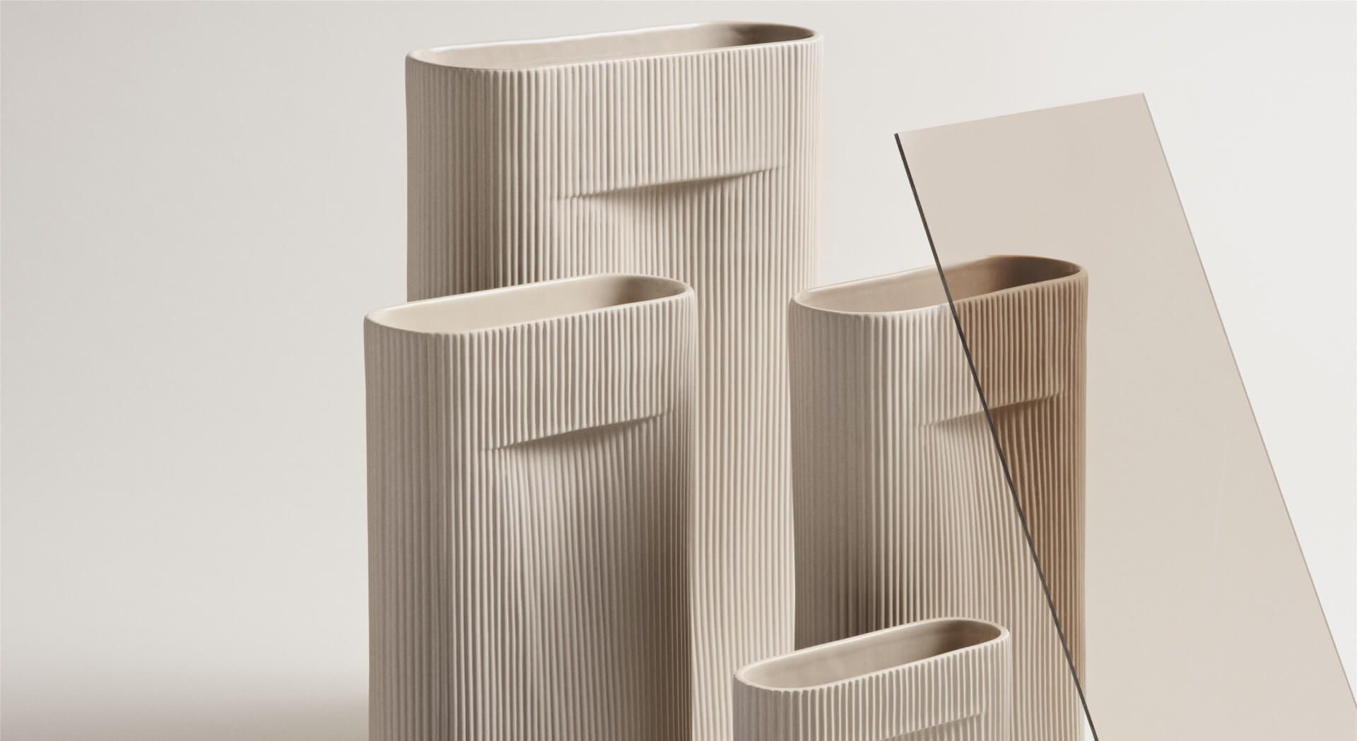 Ridge Vase – nowoczesny wazon z funkcjonalnym wgłębieniem, pięknie eksponuje kwiaty w każdym wnętrzu