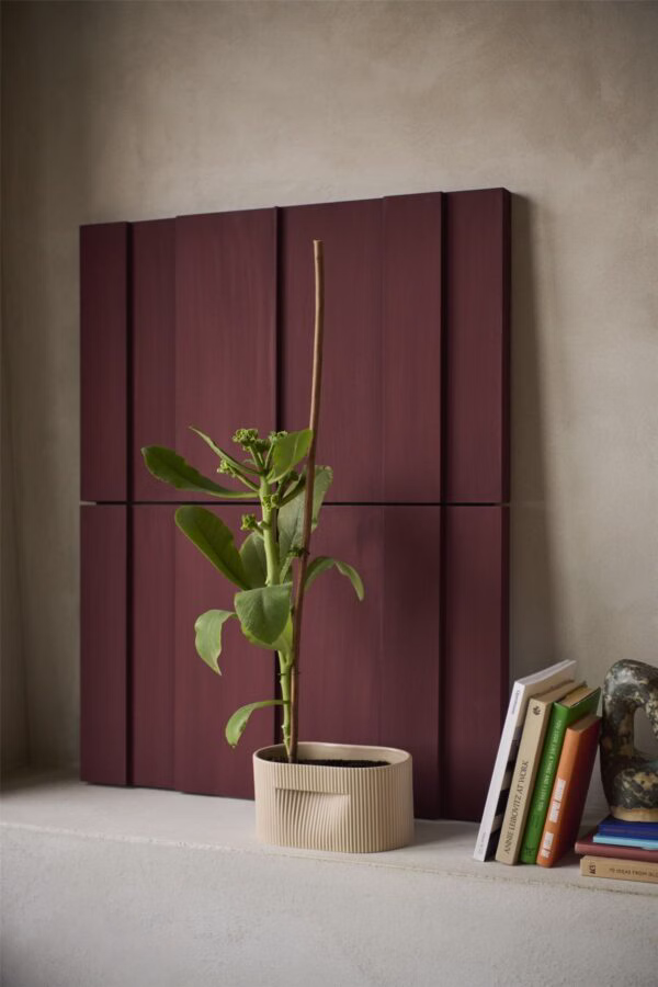 Ridge Vase – nowoczesny wazon z funkcjonalnym wgłębieniem, pięknie eksponuje kwiaty w każdym wnętrzu