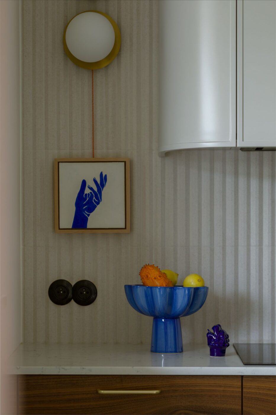 Łuki, kulki, apetyczne krągłości – mieszkanie na Woli 13 Te motywy zagrały w 65 metrowej przestrzeni pierwsze skrzypce. Zaprojektowała ją architektka wnętrz Katarzyna Warchoł z pracowni WRHL Design