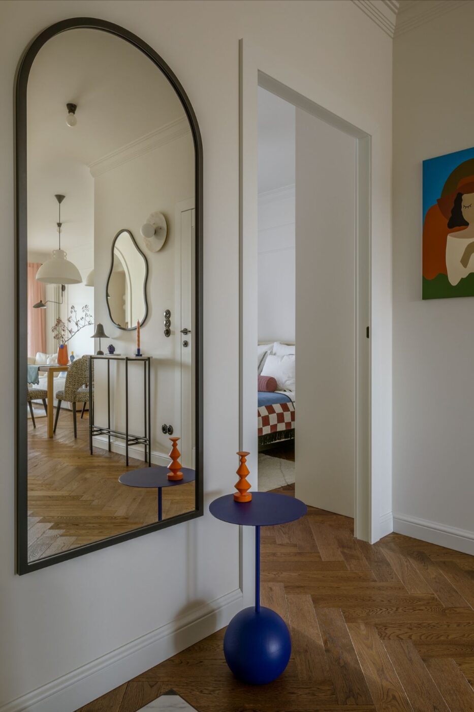 Łuki, kulki, apetyczne krągłości – mieszkanie na Woli 19 Te motywy zagrały w 65 metrowej przestrzeni pierwsze skrzypce. Zaprojektowała ją architektka wnętrz Katarzyna Warchoł z pracowni WRHL Design