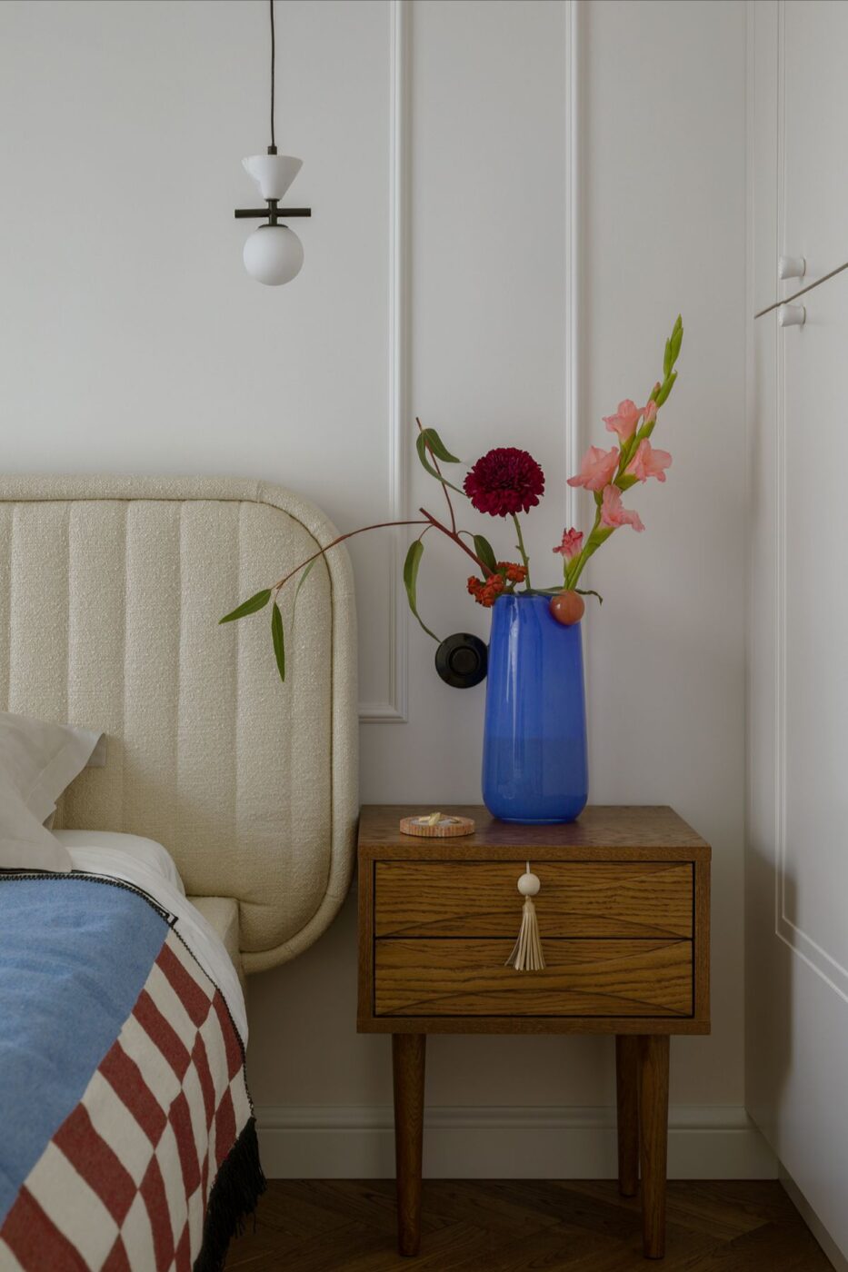 Łuki, kulki, apetyczne krągłości – mieszkanie na Woli 21 Te motywy zagrały w 65 metrowej przestrzeni pierwsze skrzypce. Zaprojektowała ją architektka wnętrz Katarzyna Warchoł z pracowni WRHL Design