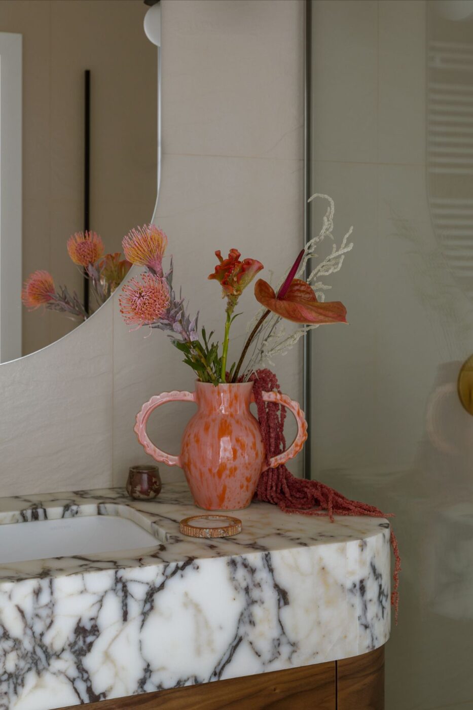 Łuki, kulki, apetyczne krągłości – mieszkanie na Woli 24 Te motywy zagrały w 65 metrowej przestrzeni pierwsze skrzypce. Zaprojektowała ją architektka wnętrz Katarzyna Warchoł z pracowni WRHL Design