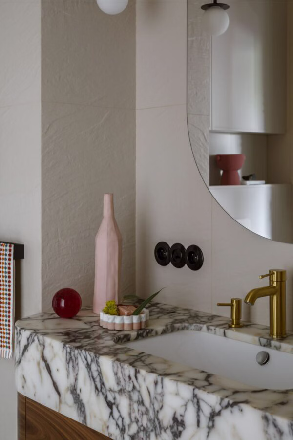 Te motywy zagrały w 65 metrowej przestrzeni pierwsze skrzypce. Zaprojektowała ją architektka wnętrz Katarzyna Warchoł z pracowni WRHL Design