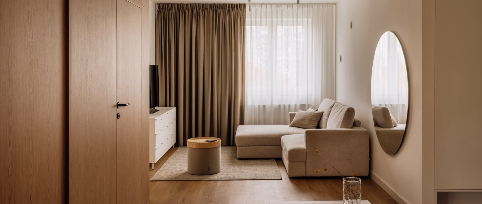 Mieszkanie w budynku z przełomu milenium przeszło transformację, która całkowicie zmieniła jego funkcję, proporcje i charakter