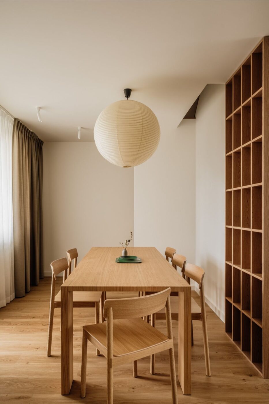 Mieszkanie w budynku z przełomu milenium przeszło transformację, która całkowicie zmieniła jego funkcję, proporcje i charakter