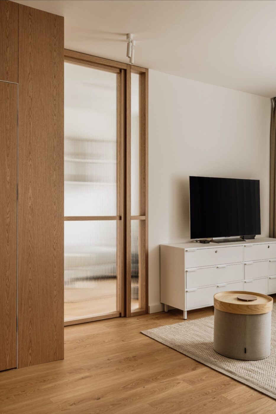 Mieszkanie w budynku z przełomu milenium przeszło transformację, która całkowicie zmieniła jego funkcję, proporcje i charakter