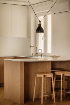 Mieszkanie w budynku z przełomu milenium przeszło transformację, która całkowicie zmieniła jego funkcję, proporcje i charakter