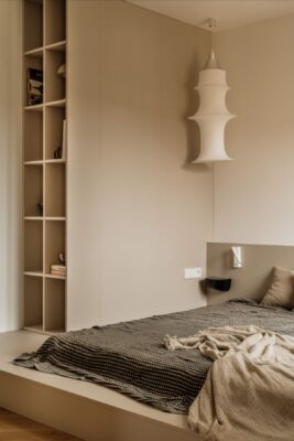 Mieszkanie w budynku z przełomu milenium przeszło transformację, która całkowicie zmieniła jego funkcję, proporcje i charakter