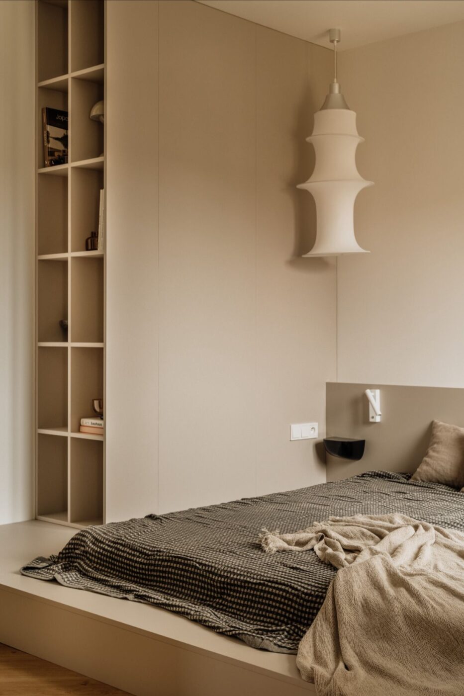 Mieszkanie w budynku z przełomu milenium przeszło transformację, która całkowicie zmieniła jego funkcję, proporcje i charakter