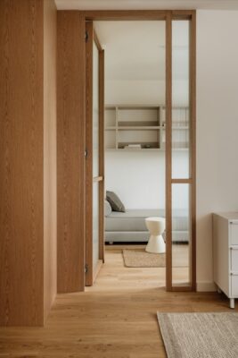 Mieszkanie w budynku z przełomu milenium przeszło transformację, która całkowicie zmieniła jego funkcję, proporcje i charakter