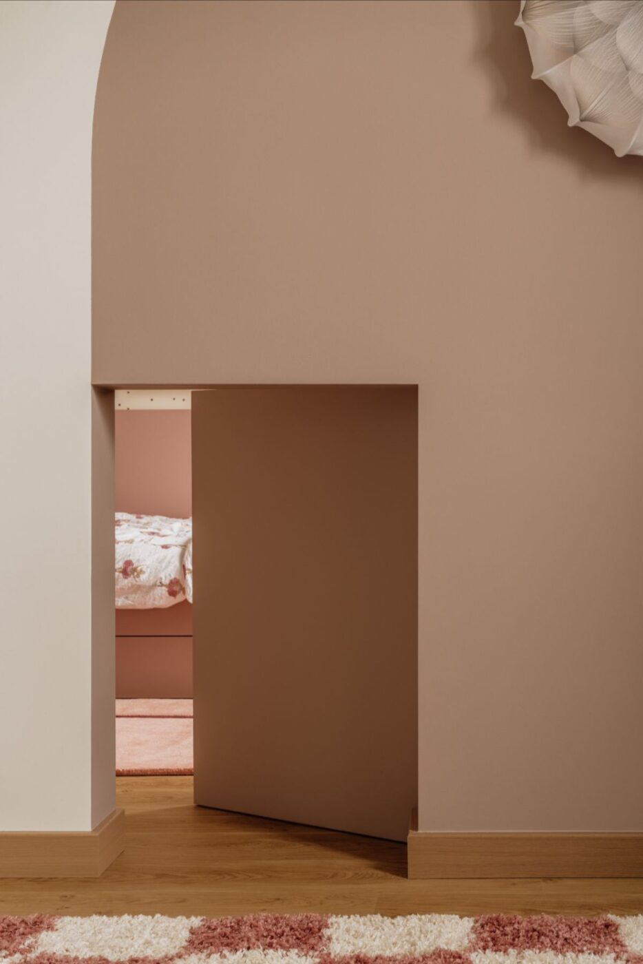 Mieszkanie w budynku z przełomu milenium przeszło transformację, która całkowicie zmieniła jego funkcję, proporcje i charakter