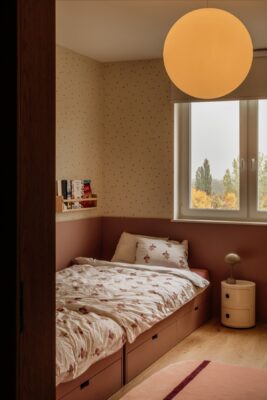 Mieszkanie w budynku z przełomu milenium przeszło transformację, która całkowicie zmieniła jego funkcję, proporcje i charakter