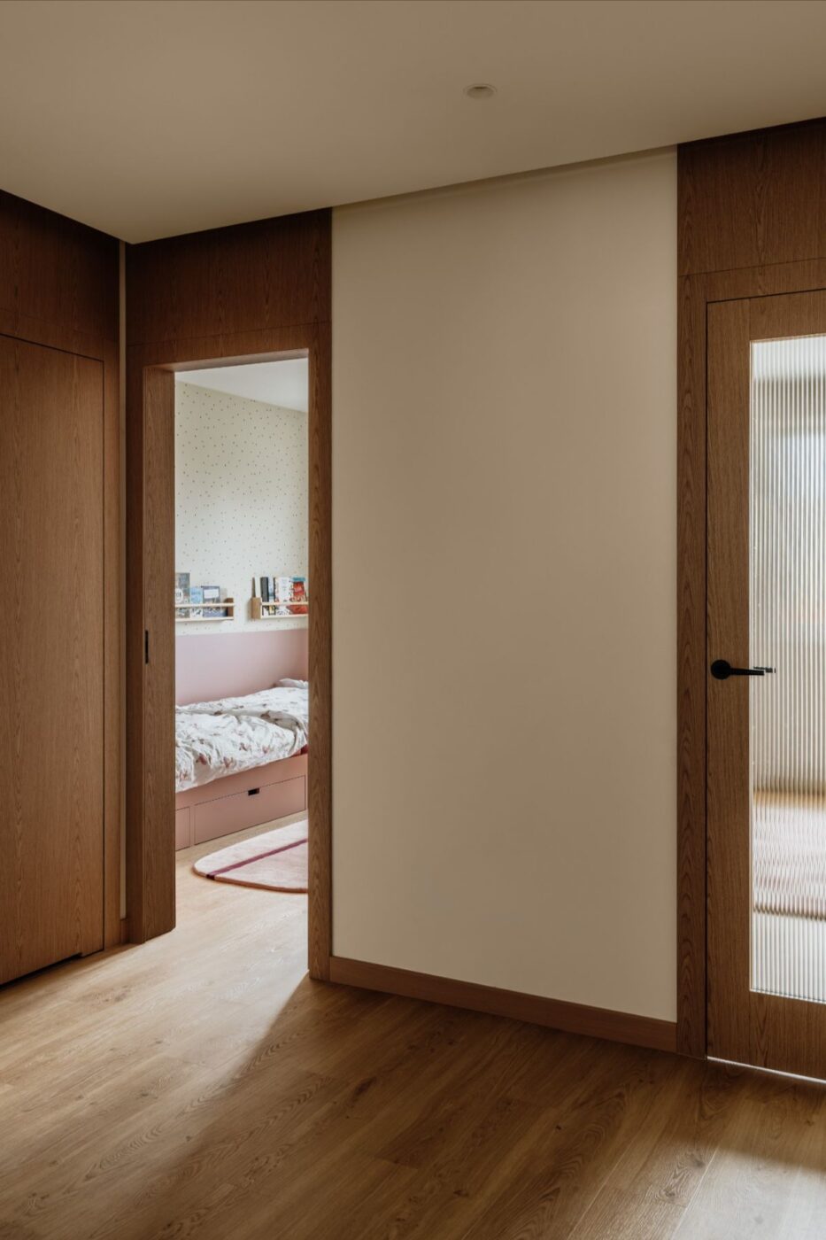 Mieszkanie w budynku z przełomu milenium przeszło transformację, która całkowicie zmieniła jego funkcję, proporcje i charakter