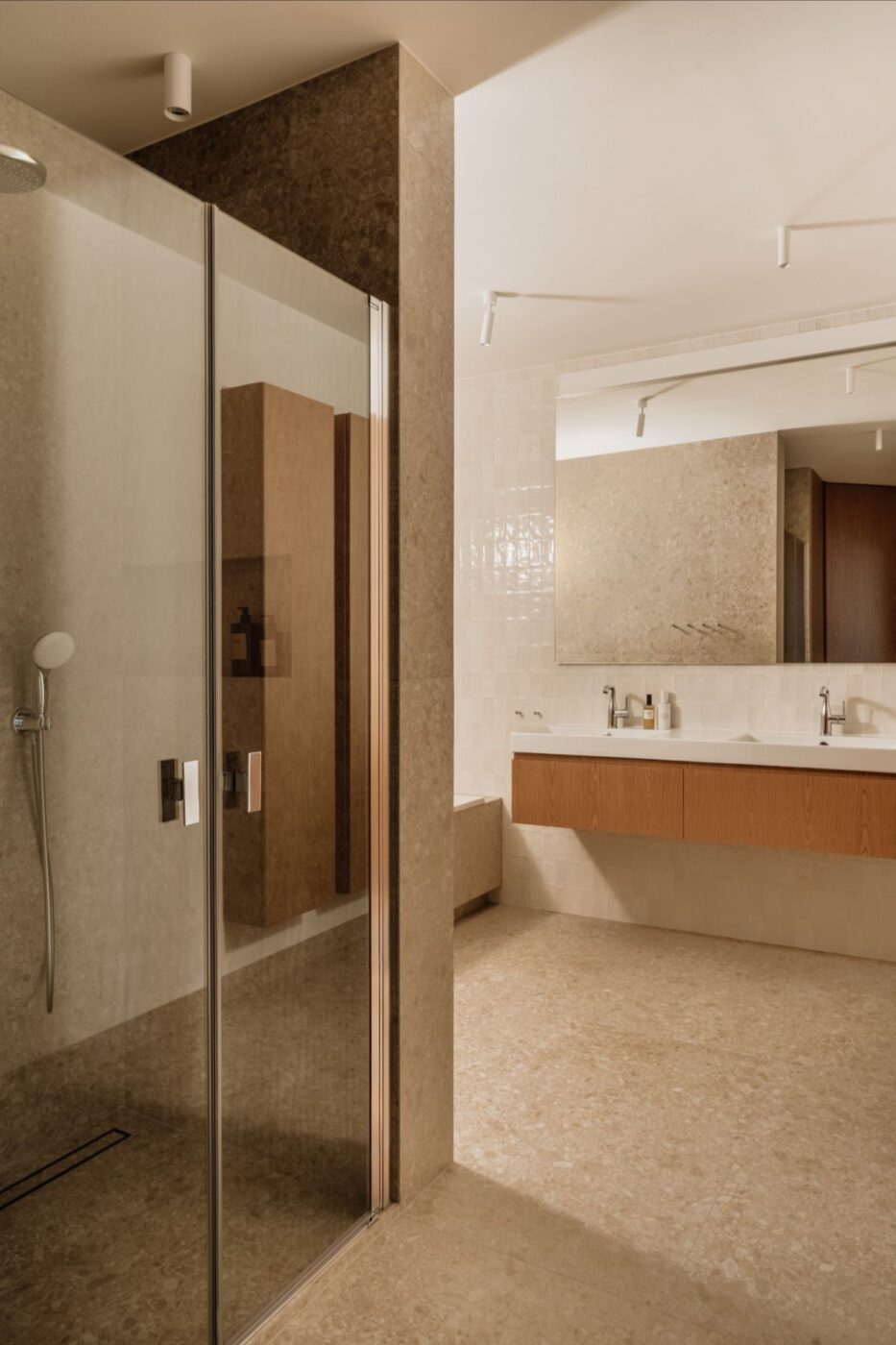 Mieszkanie w budynku z przełomu milenium przeszło transformację, która całkowicie zmieniła jego funkcję, proporcje i charakter