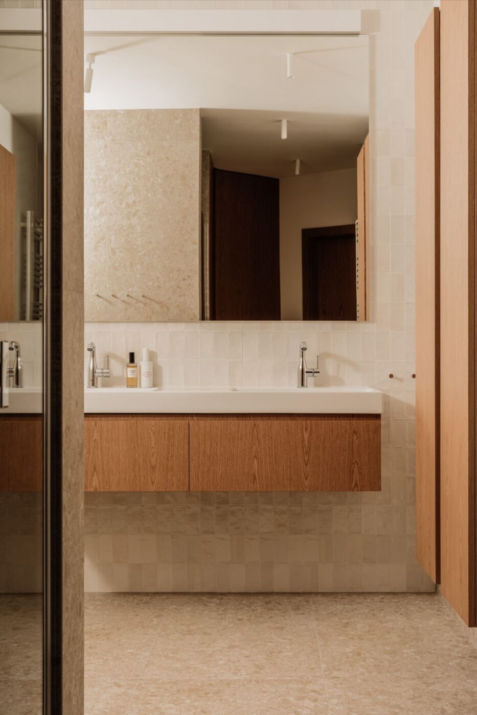 Mieszkanie w budynku z przełomu milenium przeszło transformację, która całkowicie zmieniła jego funkcję, proporcje i charakter